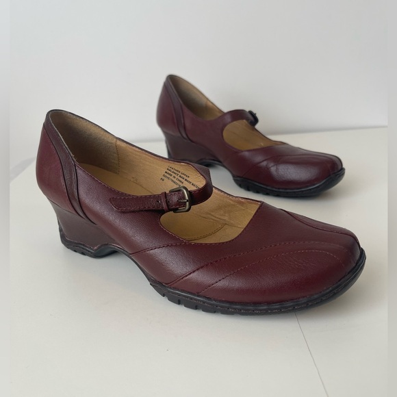 GNW Shoes - GNW Mary Jane Wedge Heels Burgundy 8M